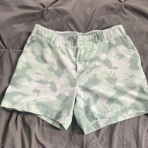 Under Armour Women's Light Green White Lightweight DriFit Athletic Shorts Sz 8